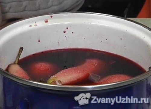 Кладем груши в «жидкость» из вина и компота