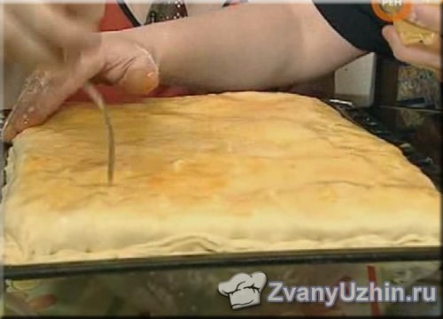смазываем поверхность пирога яичным желтком