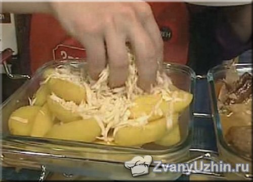 выкладываем картофель и утку на блюдо