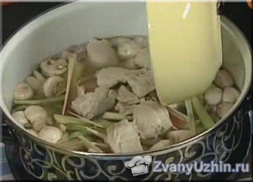 добавляем в кокосовый суп кусочки отварного куриного филе