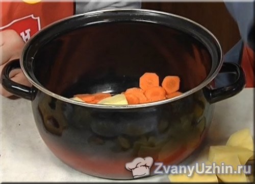 В кастрюлю слоями укладываем морковь и картофель