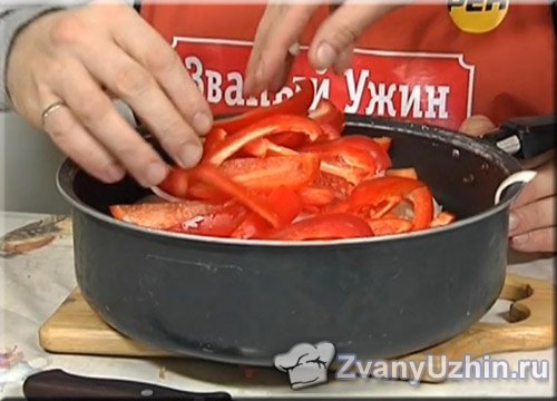 Выкладываем нарезанные овощи на сковороду