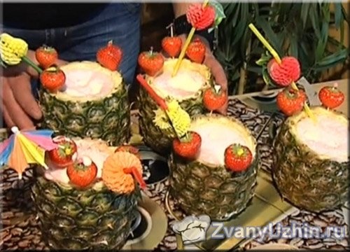 Клубничный коктейль в ананасе