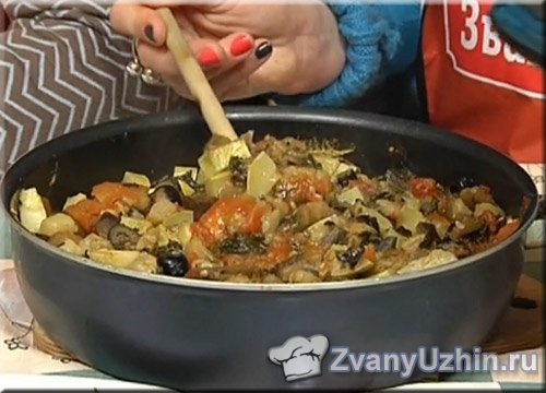 На тарелку выкладываем тушеные овощи