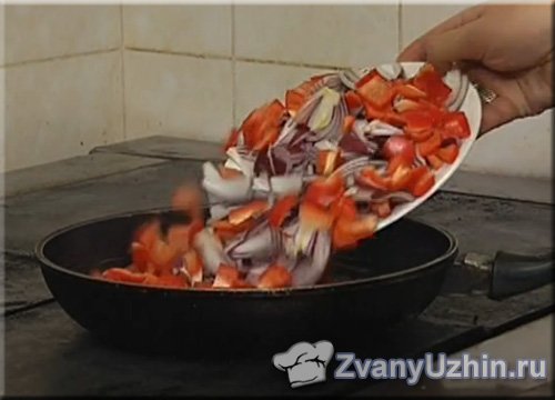 обжариваем болгарский перец, помидоры и лук