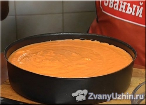 Переливаем тесто в смазанную маслом форму