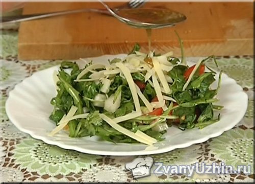 Выкладываем салат на тарелку