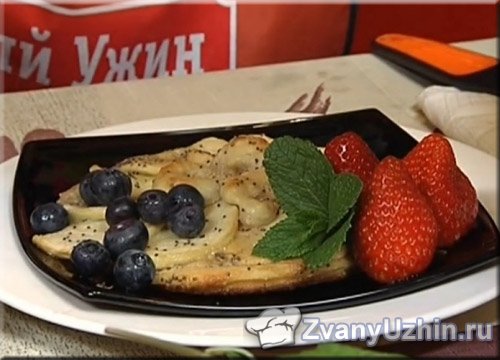 Перекладываем пирожное на тарелку, украшаем ягодами