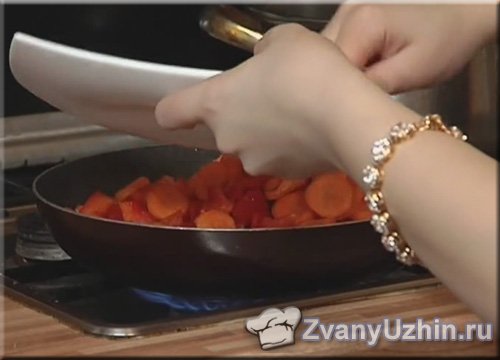 На сковороду отправляем лук, морковь и болгарский перец