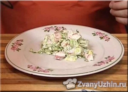 выкладываем порцию салата на тарелку