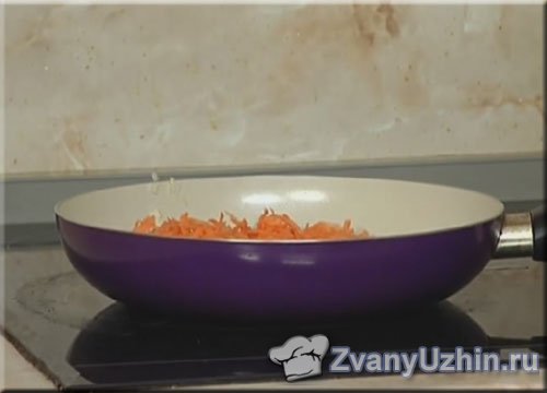 обжариваем морковь и лук на сковороде