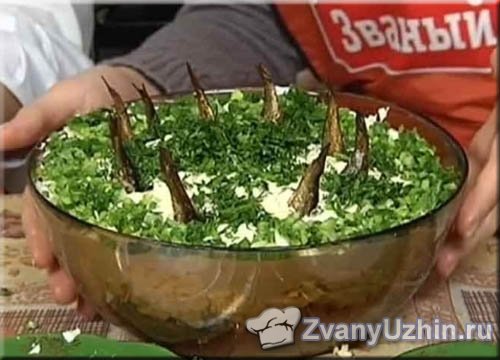 Посыпаем салат зеленью