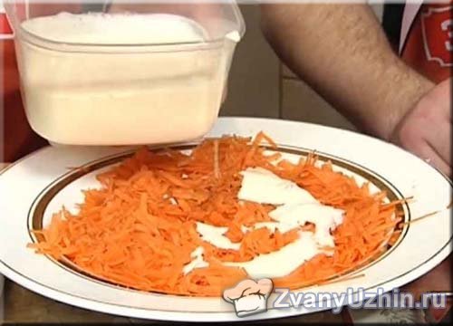 заливаем морковь соусом