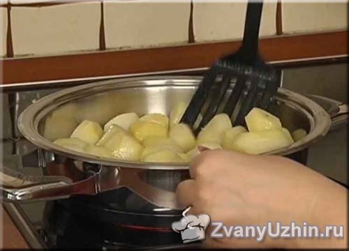 обжариваем отварной картофель