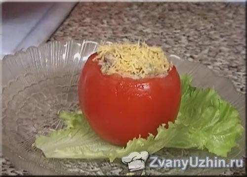 выкладываем на тарелку один фаршированный помидор