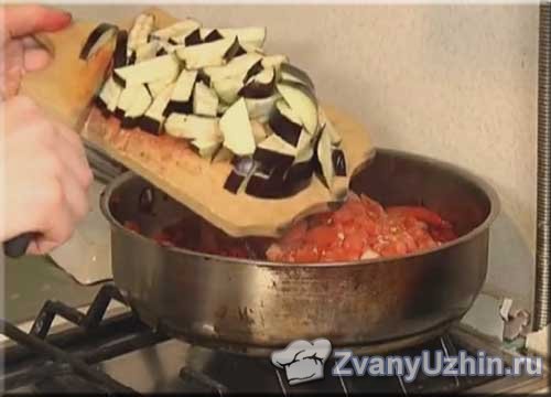 помидоры и баклажаны добавляем в сковороду
