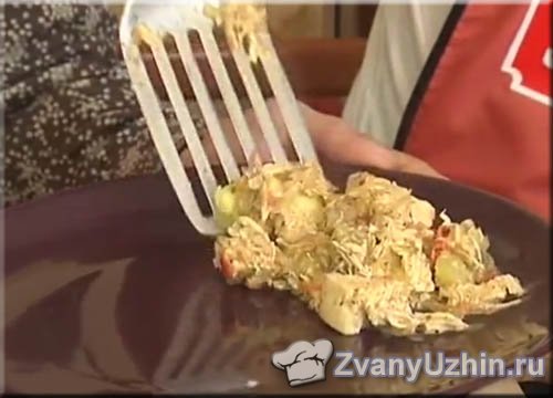 На тарелку выкладываем готовую курицу с овощами