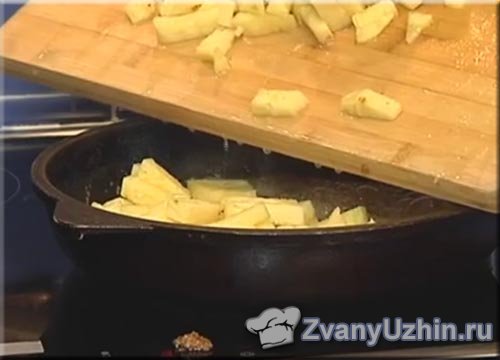 обжариваем ананасы