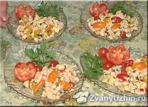 Салат "Новинка" с помидорами, ветчиной и грибами