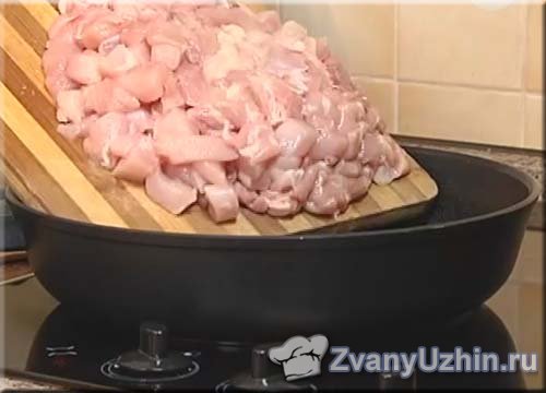 выкладываем куриное филе на сковороду