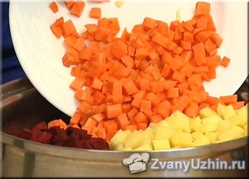 В сотейник выкладываем морковь, картофель и свёклу