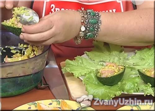 Наполняем салатной смесью лодочки из авокадо