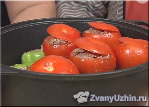фаршированные перци и помидоры укладываем в кастрюлю