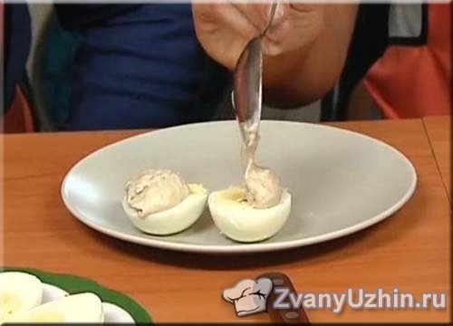 яйца приправляем перемолотой с сыром и майонезом сельдью