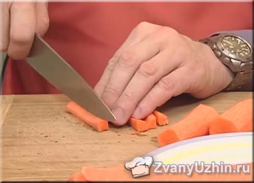 Нарезаем морковь брусочками
