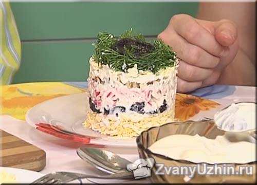 слоёный салат с крабовыми палочками и черносливом