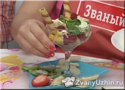 На тарелку выкладываем фрукты и ягоды