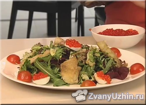  На порционную тарелку выкладываем салат и украшаем