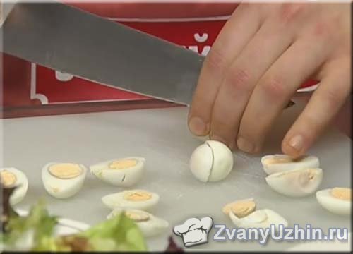 Перепелиные яйца нарезаем