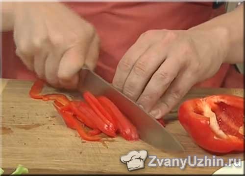 Нарезаем болгарский перец