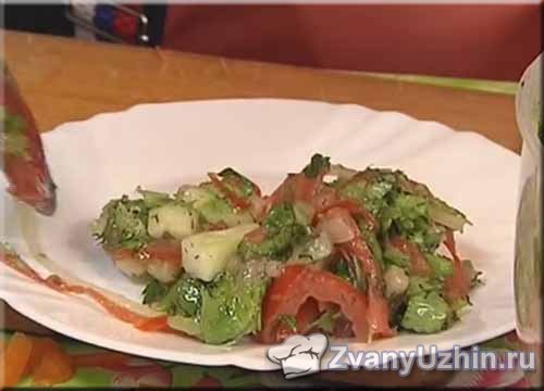 выкладываем овощной салат на тарелку