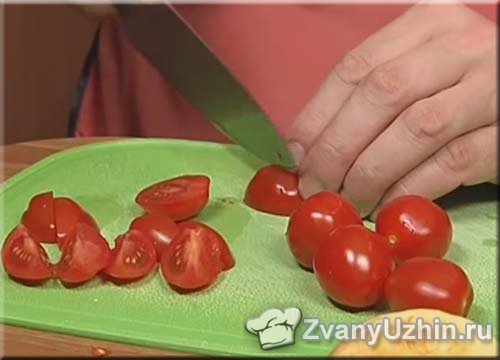 Нарезаем помидоры черри