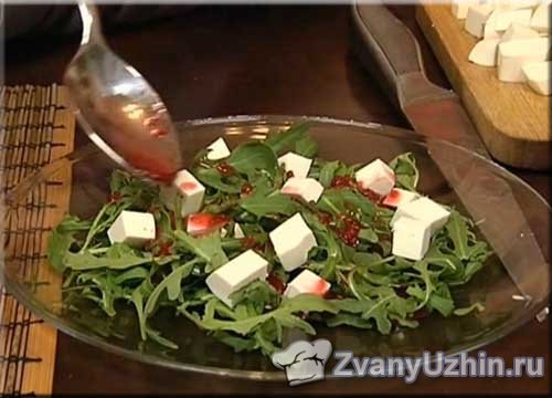 поливаем салат приготовленным соусом
