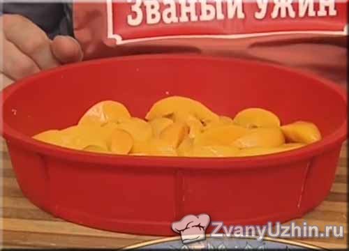 выкладываем персики в форму для выпечки