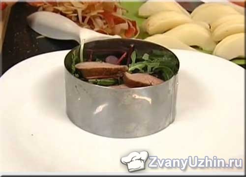 выкладываем салат используя кулинарное кольцо