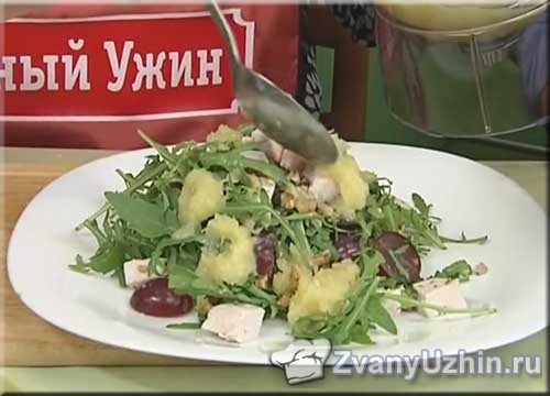 добавляем салат заправкой