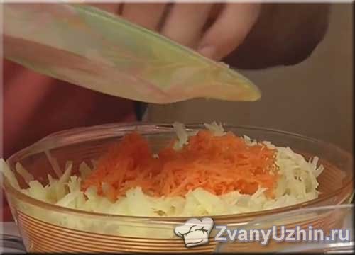 смешиваем натёртый картофель с морковью