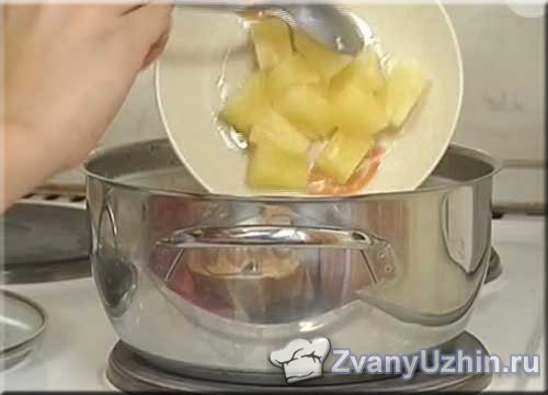Добавляем консервированные ананасы