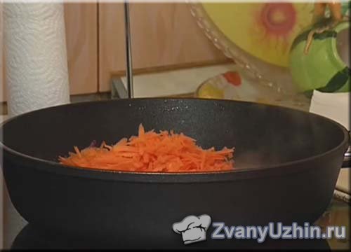 В сковороду всыпаем лук и морковь