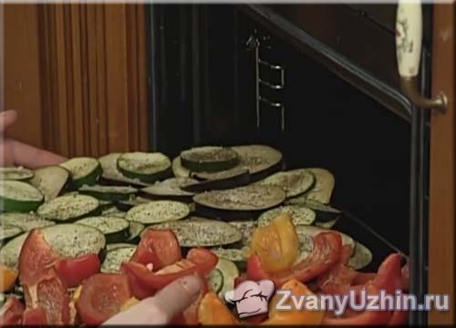 Решетку с овощами отправляем в духовку