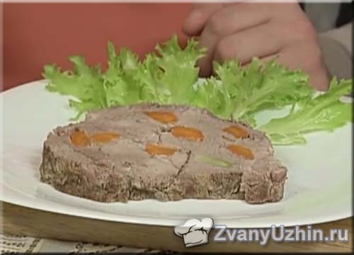 кусок отваренной свинины выкладываем на салатный лист