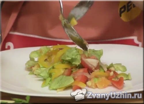 На тарелку горкой выкладываем овощной салат