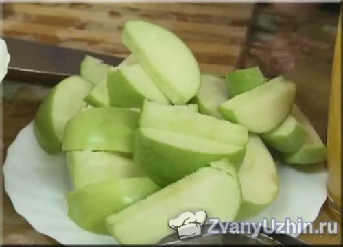 Разрезаем яблоки на дольки