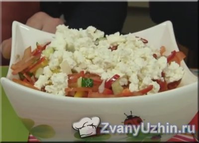 Шопский салат с помидорами, огурцами и брынзой